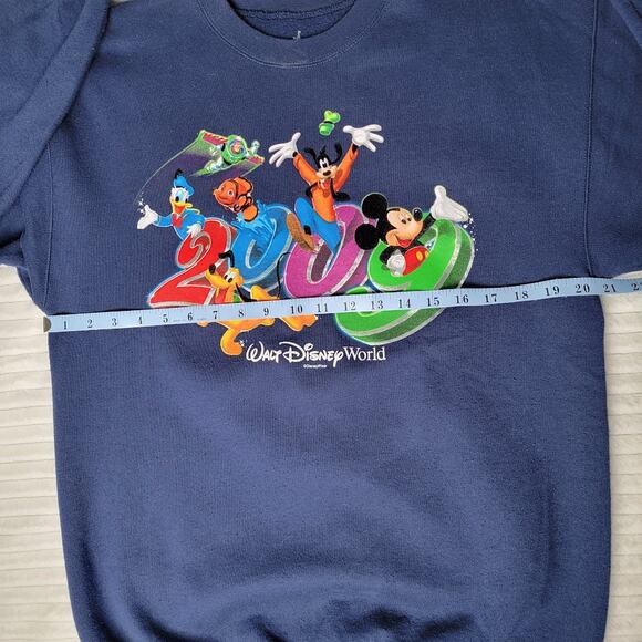 Disney World 2009 Sweatshirt Hanes Navy Blue Mickey Goofy Pluto M Disney Parks - Picture 3 of 10
